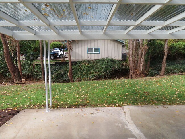 Building Photo - 3 Bed/ 1.5 Bath 60's Vintage Charmer in th...