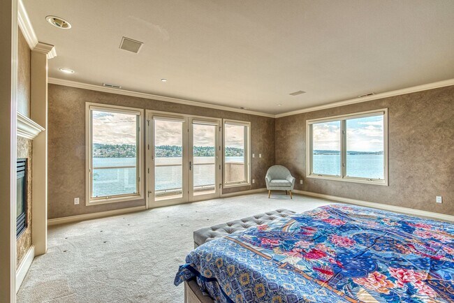 Building Photo - Mercer Island Waterfront Home