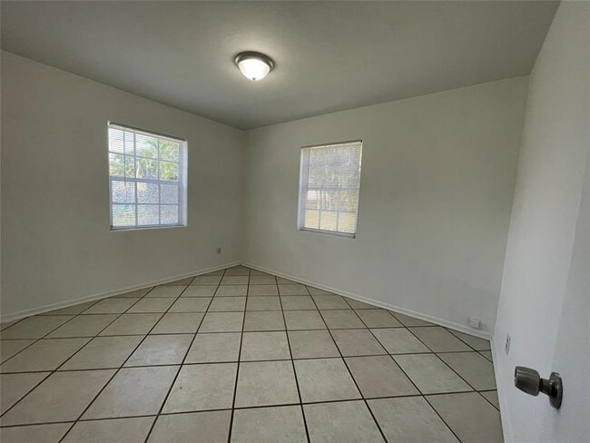 Building Photo - 343 Arlington Rd