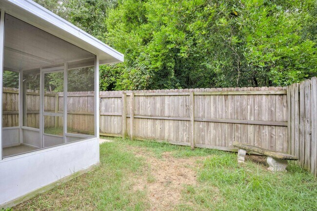 Building Photo - 153 Photinia Dr
