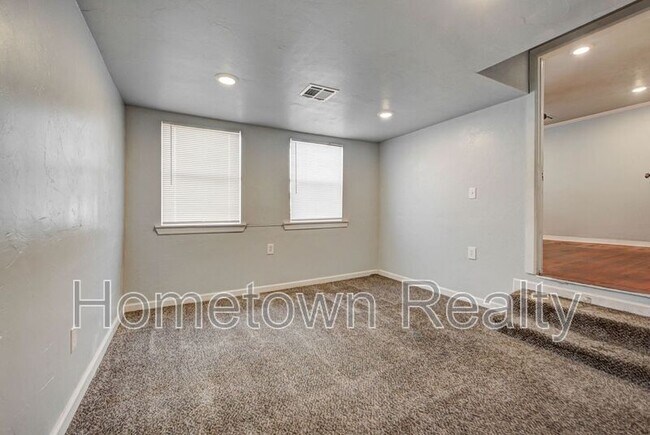 Building Photo - 3200 SW 38th St