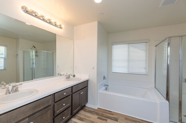Building Photo - 4 Bed, 3 Bath - Fallbrook Single Family Home