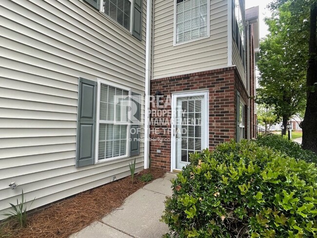 Building Photo - 2 Bedroom, 2 Bath Condo in Greensboro