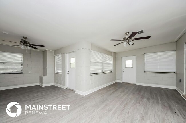 Building Photo - 7121 Laurel Hill Dr