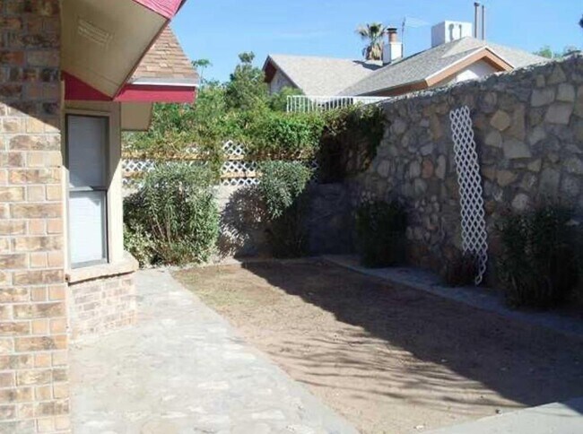 Building Photo - 7421 Bishop Flores Dr