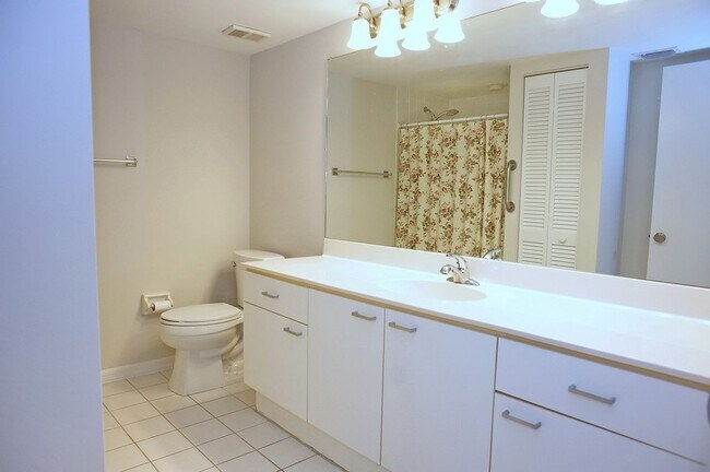 Building Photo - ANNUAL RENTAL - 2 Bedroom, 2 Bath Condo in...