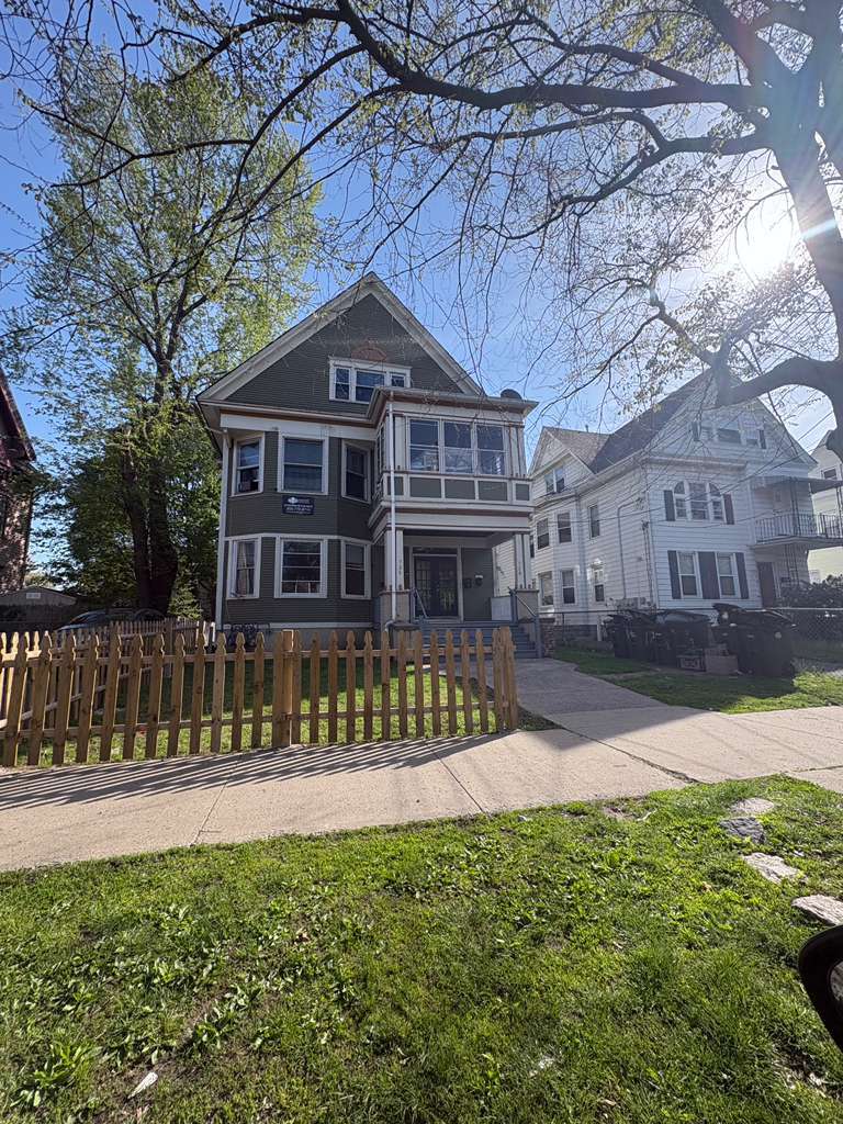 Building Photo - 726 Elm St