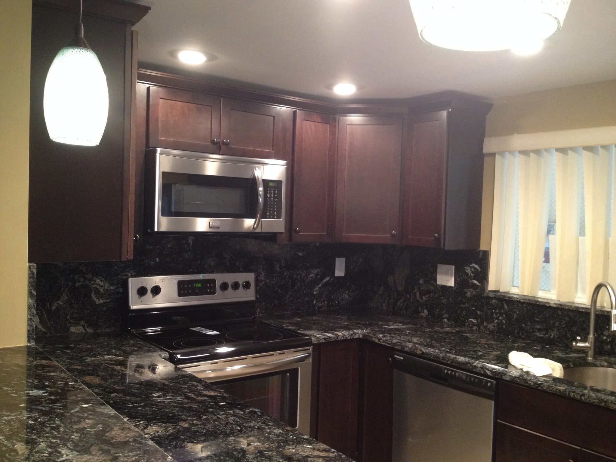 granite kitchen with SS appliances - 123 Deer Creek Blvd