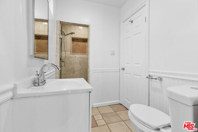 Building Photo - 3913 S Budlong Ave