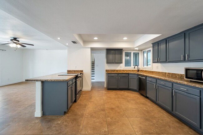 Building Photo - Amazing Tri-level close to ASU with Pool