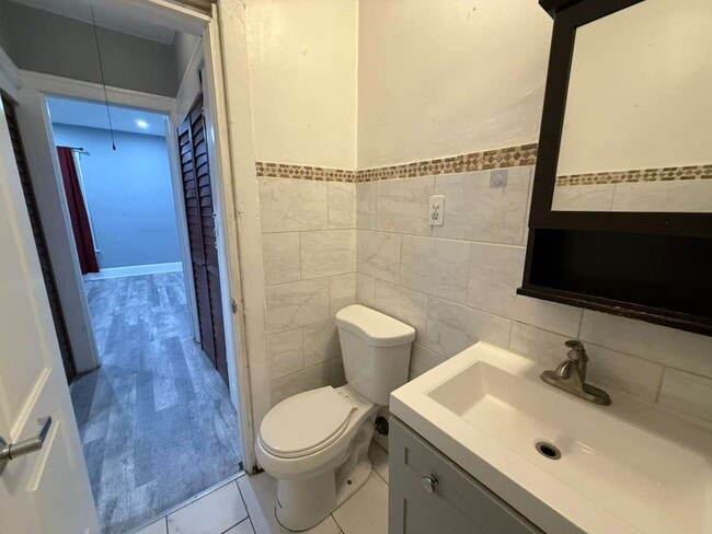 Building Photo - 1707 W Wallen Ave