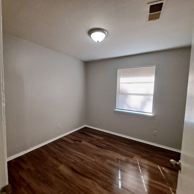 Building Photo - First Month Rent Free!! Welcome to 2655 Whitman!