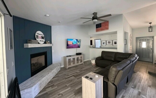 Building Photo - 4 bedroom 2 bath home with bonus room close to schools and shopping. Rv and or boat parking.