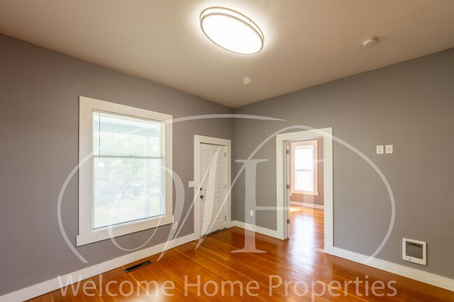 Building Photo - Great 2 Bedroom with Classic Finishes