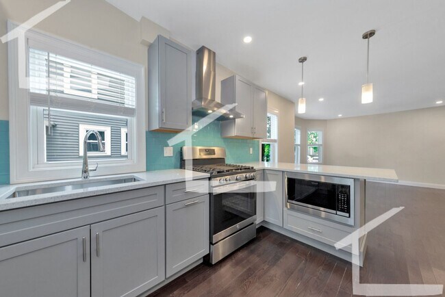 Building Photo - Huge 5 bed in Medford