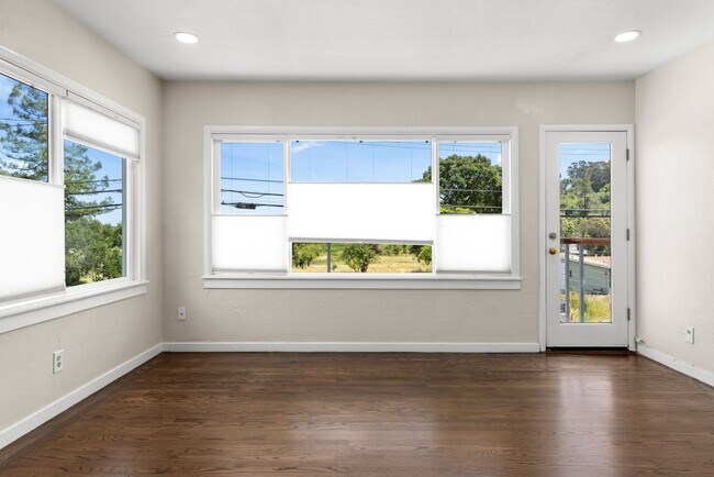 Building Photo - Beautiful Duplex In Highly Desirable San Rafael!