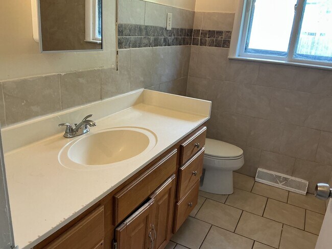 Building Photo - 2 Bedroom ranch style Single Family Home