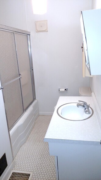 Bathroom tub with sliding doors - 2504 Chili Ave