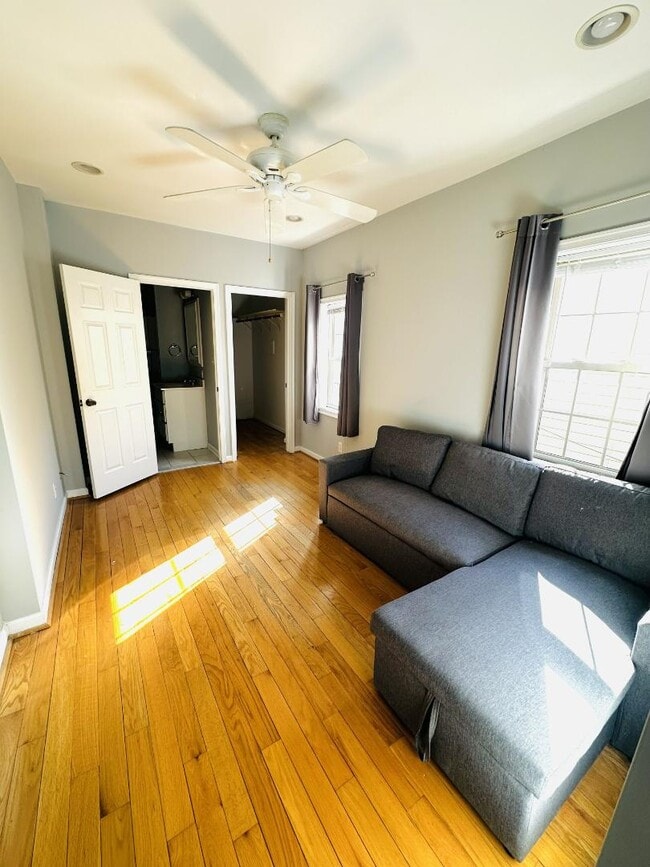 Building Photo - 2517 Foster Ave