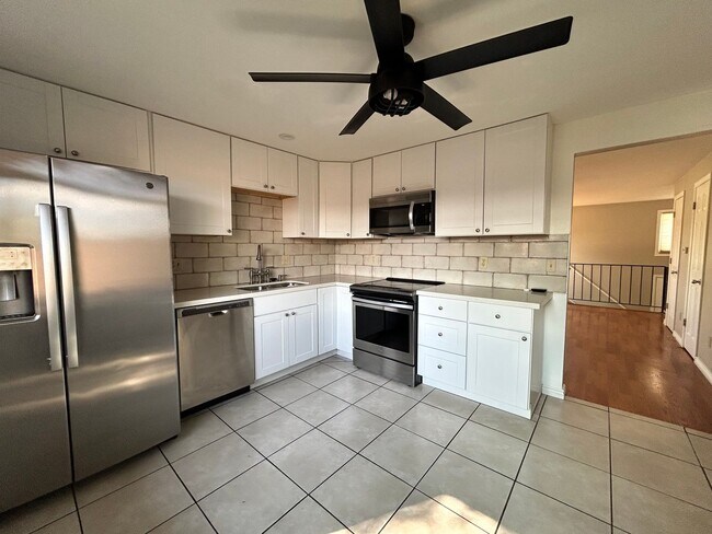 Building Photo - Spacious 2Br/1.5Ba End-Unit Townhome with Carport & Extra Storage