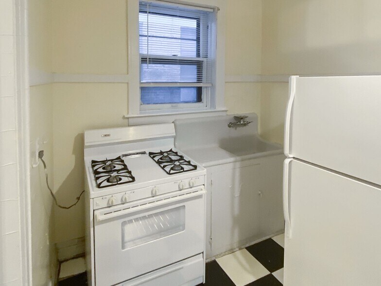 Building Photo - 435 W Surf St