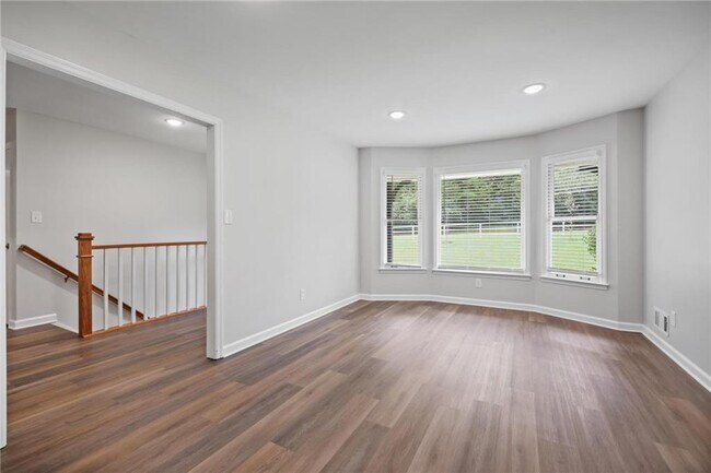 Building Photo - 410 Hickory Walk