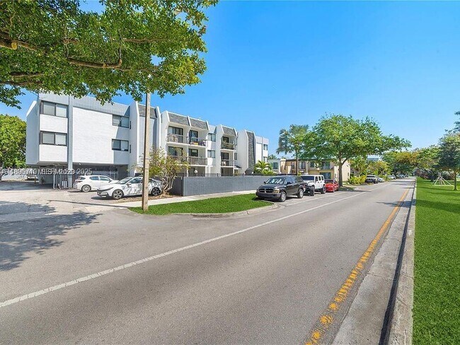 Building Photo - 2345 NE 135th St