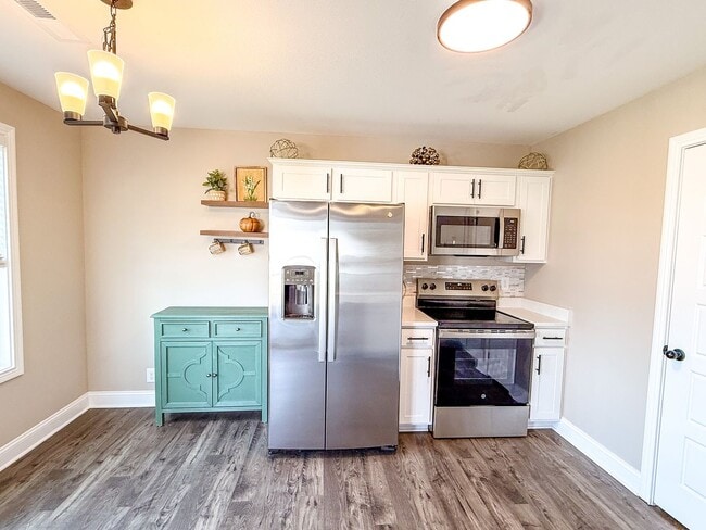 Building Photo - 3 Bedroom 2 Bathroom Home!