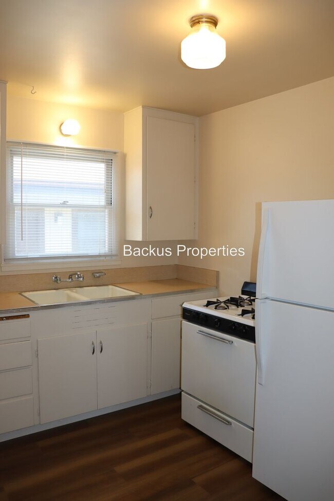 Building Photo - 650 Laine St