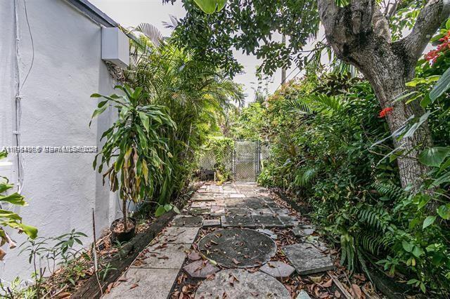 Building Photo - 1717 NE 12th St