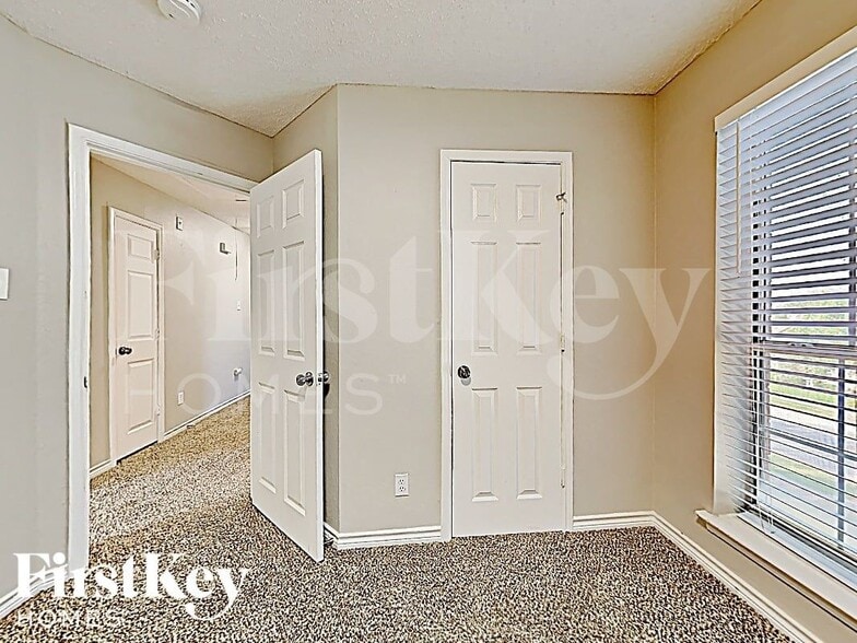 Building Photo - 5611 Chimney Rock Dr