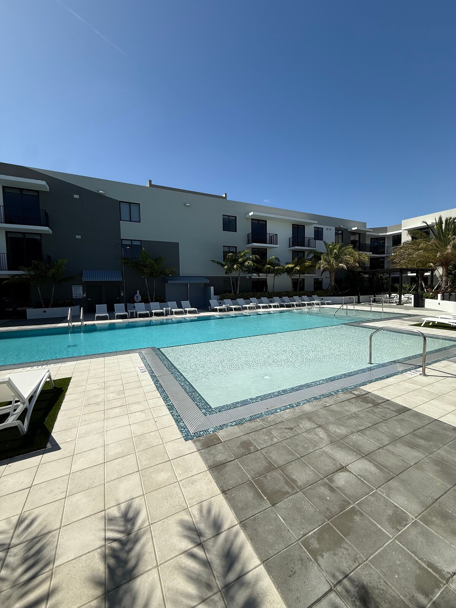 Building Photo - 830 SW 9th Ct