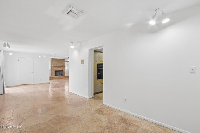 Building Photo - 1014 E Balboa Cir