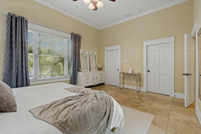 Building Photo - 611 S Orleans Ave