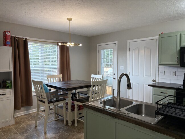 Building Photo - 515 Fox Trot Dr