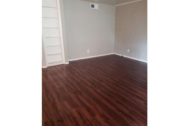 Building Photo - 1212 Hampshire Ln
