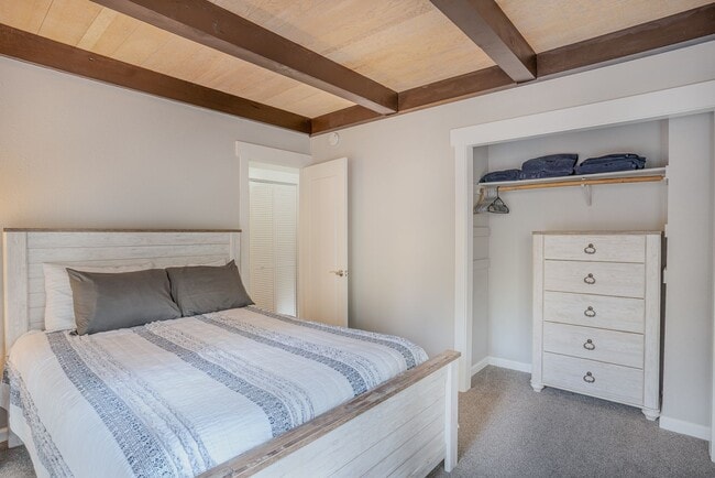 Building Photo - SKI LEASE:  Family Home with 1-Car Garage,...