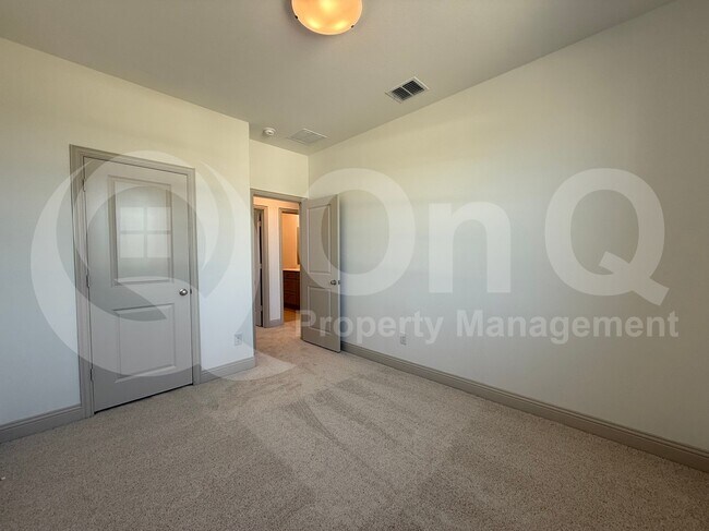 Building Photo - 904 Santa Lucia Dr