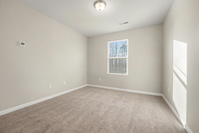 Building Photo - Beautiful 3-bedroom, 2.5-bath home in Greensboro