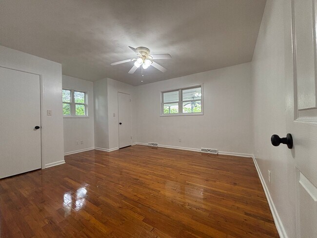 Building Photo - Rent this 3 Bedroom 1 Bath beautiful House...