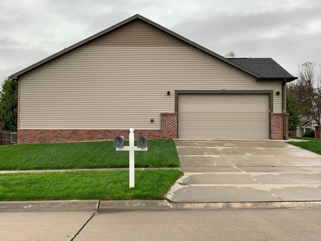 Building Photo - Spacious 3 bedroom/ 3 bath ranch townhome