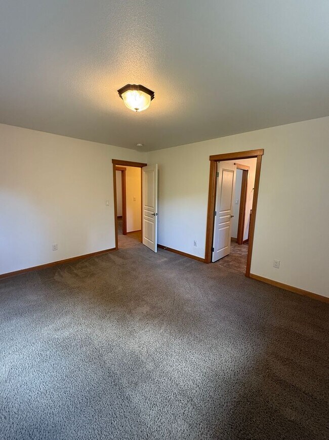 Building Photo - 4 bdrm/2.5 bath Custom Home on the Southside