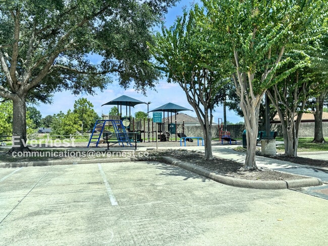 Building Photo - Stunning 3 Bed, 2.5 Bath Home with Modern ...