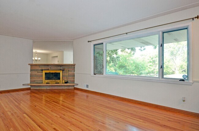 Building Photo - Spacious 5-Bed 3-Bath Home in Edina - Available Now!