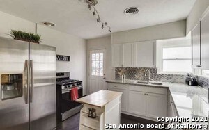 Building Photo - 2102 W Mistletoe Ave