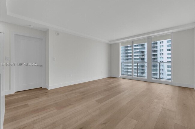 Building Photo - 1155 Brickell Bay Dr
