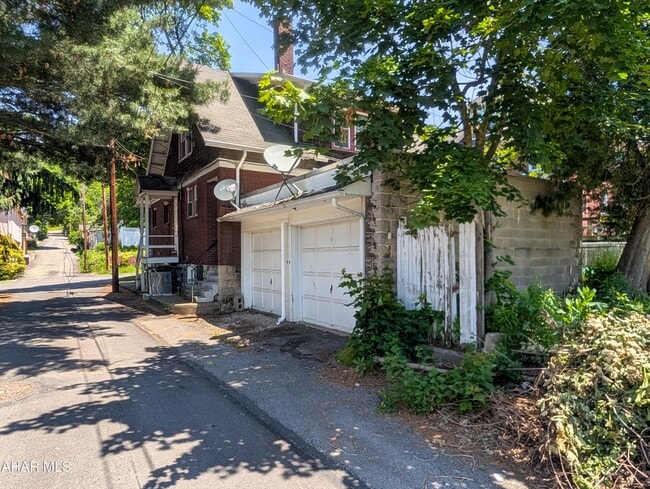 Building Photo - 243 Lunen St
