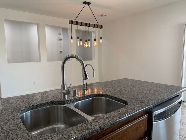 Building Photo - 3bd/bath Single Family Home!