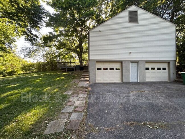 Building Photo - 906 Forestglen Dr