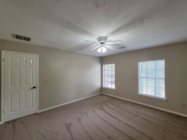 Building Photo - 17207 Meadow Heights Dr